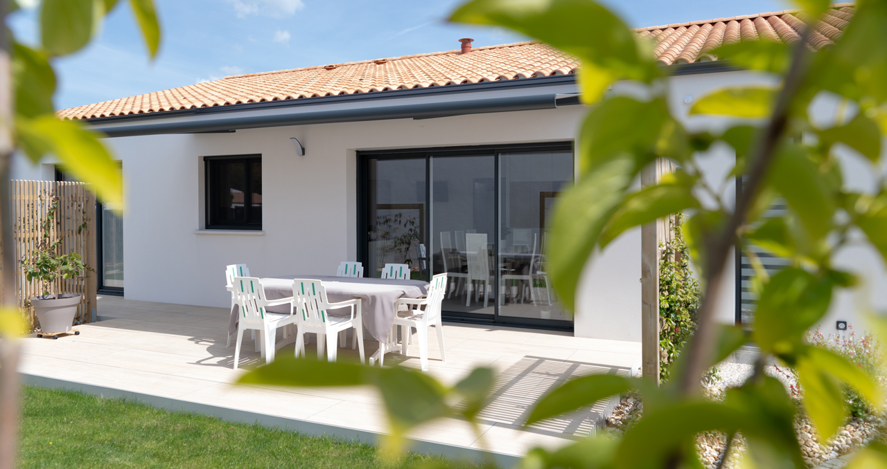 Jardin et terrasse de la maison neuve sur mesure à La Génétouze construite par Maisons d’en France Atlantique