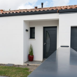 Façade avant d'une maison sur mesure à Sainte-Flaive-des-Loups, 3 chambres, Vendée