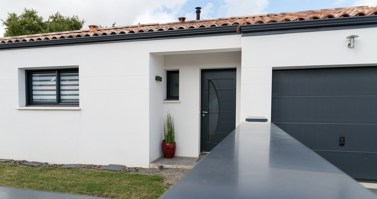 Façade avant d'une maison sur mesure à Sainte-Flaive-des-Loups, 3 chambres, Vendée