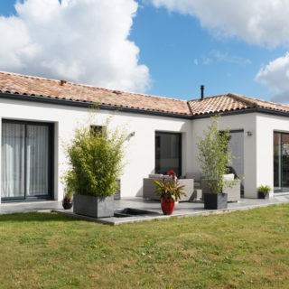Vue d’ensemble du jardin d'une maison neuve sur mesure à Sainte-Flaive-des-Loups, 3 chambres, Vendée