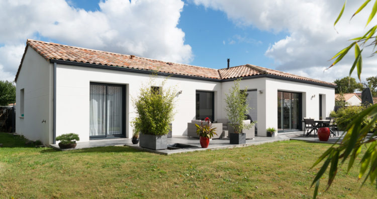 Vue d’ensemble du jardin d'une maison neuve sur mesure à Sainte-Flaive-des-Loups, 3 chambres, Vendée