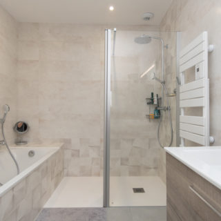 Salle de bain contemporaine d’une maison neuve sur mesure à La Génétouze, conçue par Maisons d’en France Atlantique