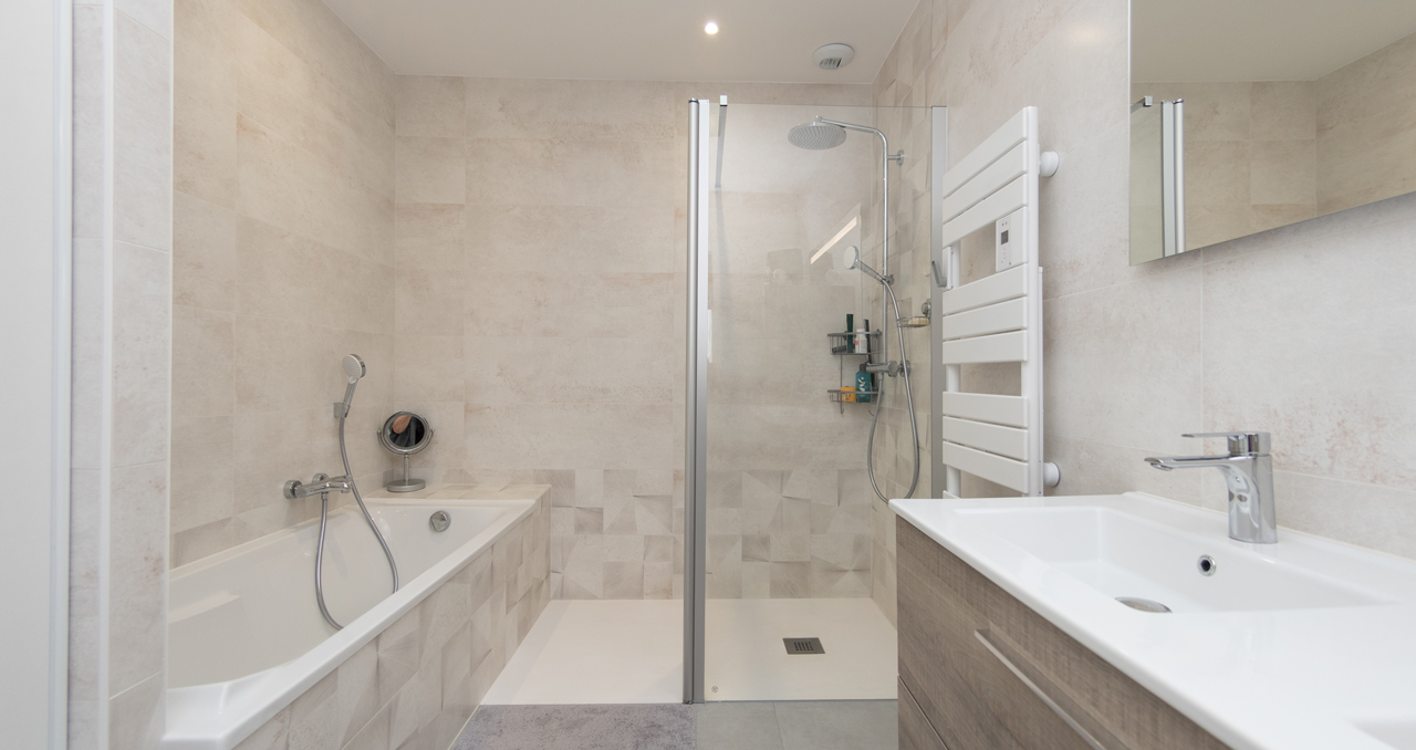 Salle de bain contemporaine d’une maison neuve sur mesure à La Génétouze, conçue par Maisons d’en France Atlantique