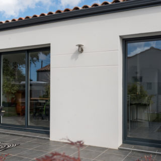 Vue côté jardin avec baie vitrée d'une maison sur mesure à Sainte-Flaive-des-Loups, Vendée