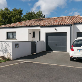 Façade avant d'une maison sur mesure à Sainte-Flaive-des-Loups, 3 chambres, Vendée