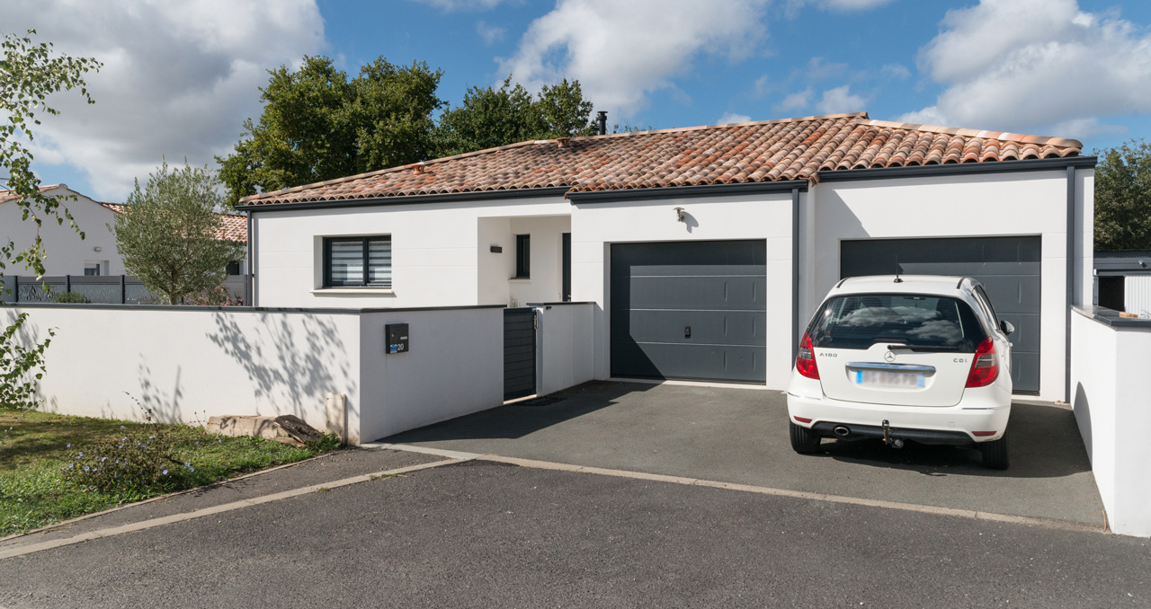 Façade avant d'une maison sur mesure à Sainte-Flaive-des-Loups, 3 chambres, Vendée