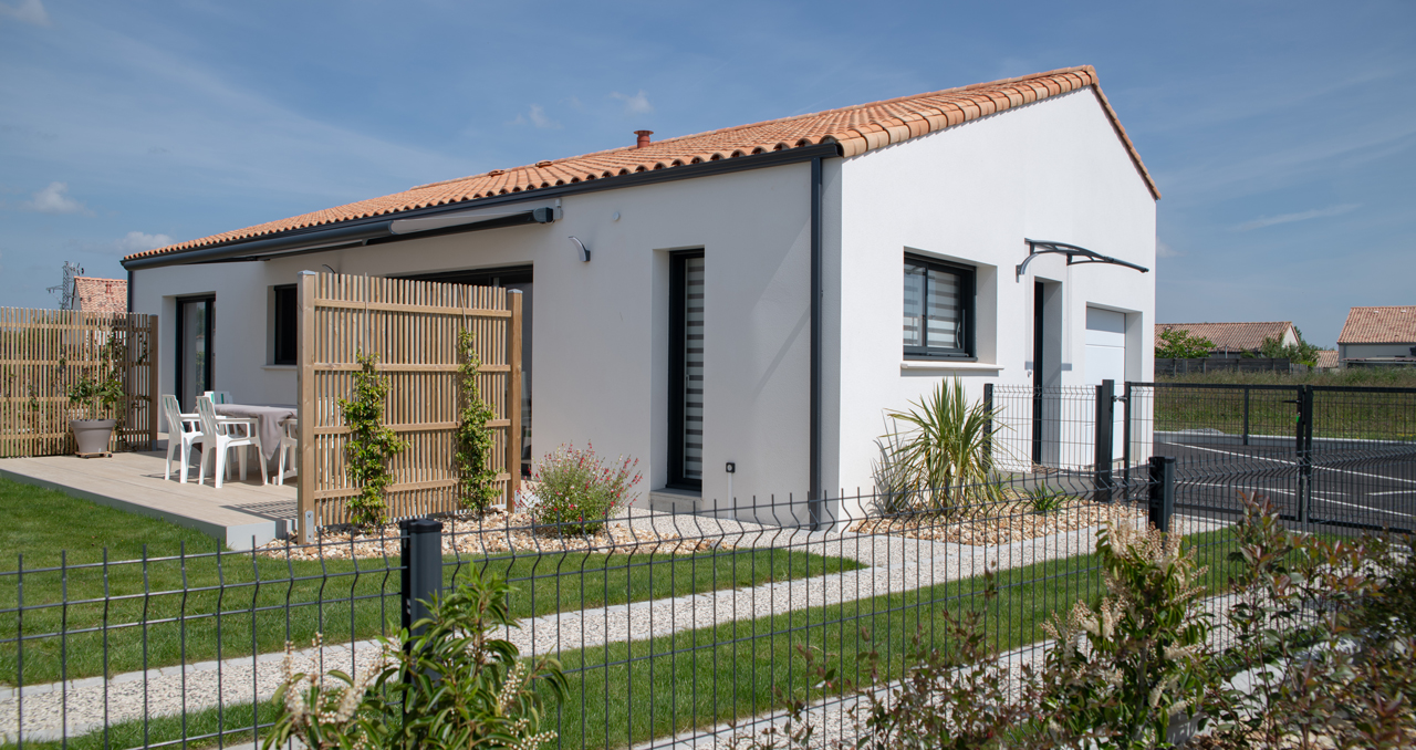 Maison neuve sur mesure à La Génétouze avec façade contemporaine et jardin paysagé