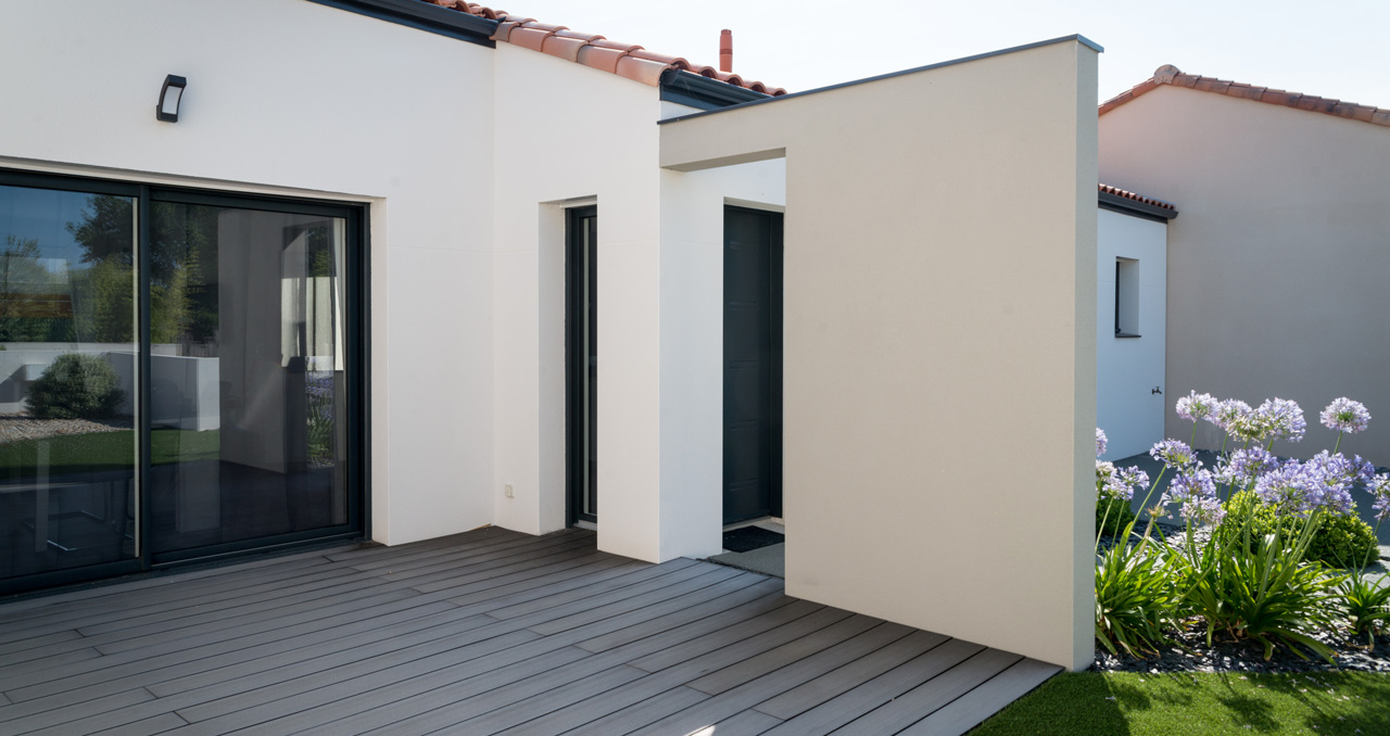 Entrée d’une maison neuve traditionnelle construite aux Sables d’Olonne