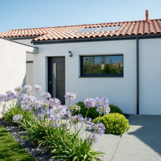 Façade avec murette d’une maison neuve traditionnelle par un constructeur aux Sables d’Olonne