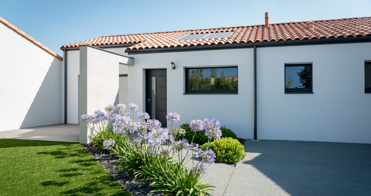 Façade avec murette d’une maison neuve traditionnelle par un constructeur aux Sables d’Olonne