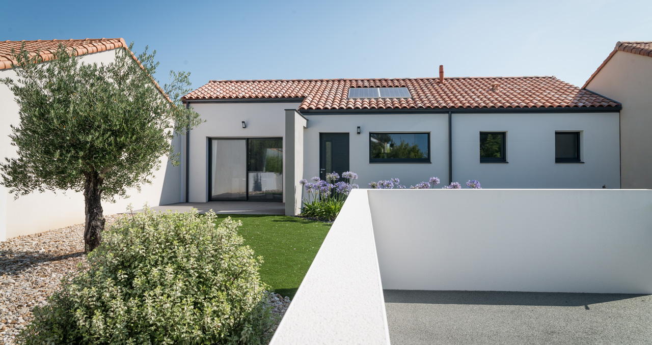 Maison neuve traditionnelle avec murette réalisée par un constructeur aux Sables d’Olonne