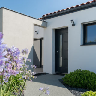 Porte d’entrée d’une maison neuve traditionnelle aux Sables d’Olonne