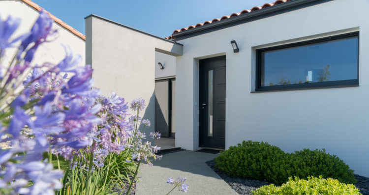 Porte d’entrée d’une maison neuve traditionnelle aux Sables d’Olonne