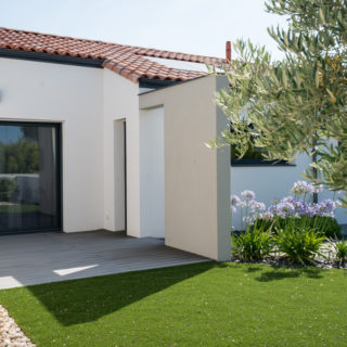 Terrasse en lames de bois d’une maison neuve traditionnelle construite aux Sables d’Olonne