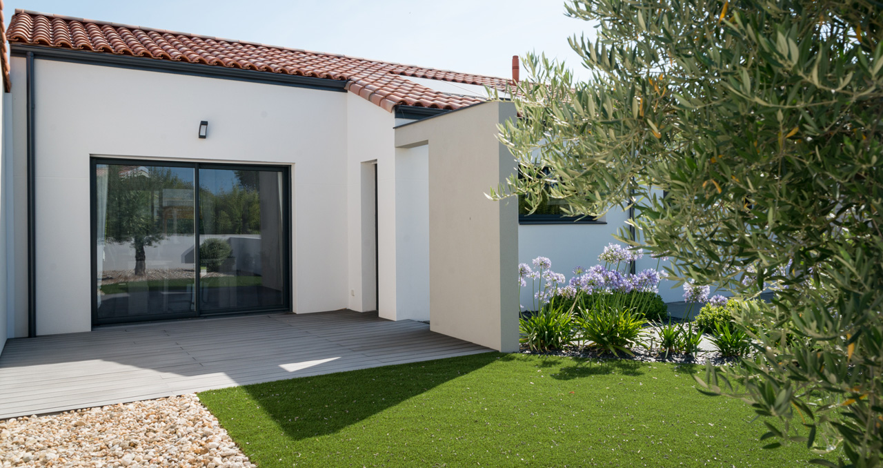 Terrasse en lames de bois d’une maison neuve traditionnelle construite aux Sables d’Olonne