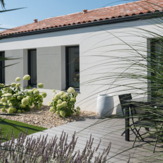 Terrasse et mur de prolongement d’une maison neuve aux Sables d’Olonne, constructeur local