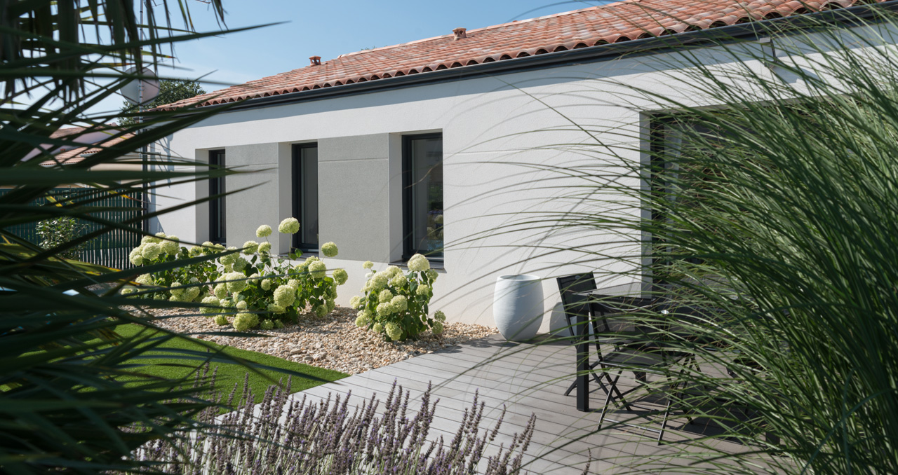 Terrasse et mur de prolongement d’une maison neuve aux Sables d’Olonne, constructeur local