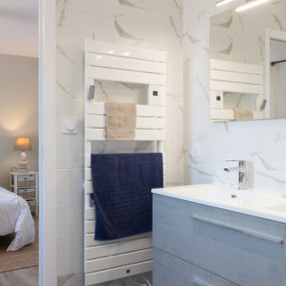 Salle de bain fonctionnelle dans une maison neuve de plain-pied à Brétignolles-sur-Mer, Vendée