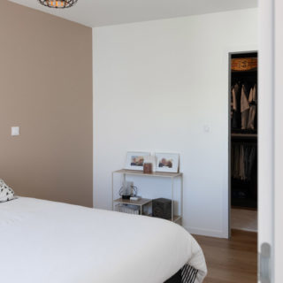 Chambre confortable d’une maison neuve 3 chambres de 99 m² aux Sables-d’Olonne, constructeur maison Vendée.