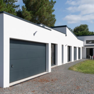 Maison contemporaine neuve à Saint-Jean-de-Monts – façade avant réalisée par constructeur local