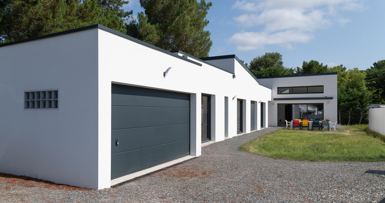 Maison contemporaine neuve à Saint-Jean-de-Monts – façade avant réalisée par constructeur local