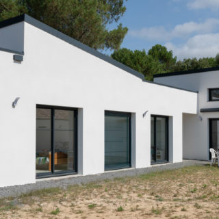 Maison neuve contemporaine à Saint-Jean-de-Monts avec façade sud-est et grandes baies vitrées