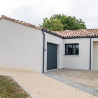 Façade avant d’une maison neuve de plain-pied à Apremont en Vendée