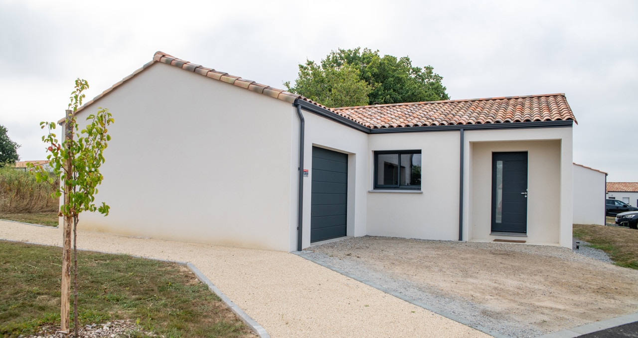 Façade avant d’une maison neuve de plain-pied à Apremont en Vendée