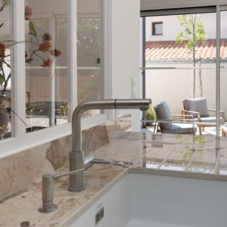 Cuisine au style cottage dans une maison neuve aux Sables-d’Olonne, Vendée