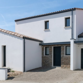 Façade avant d’une maison neuve traditionnelle en construction aux Sables-d’Olonne, Vendée