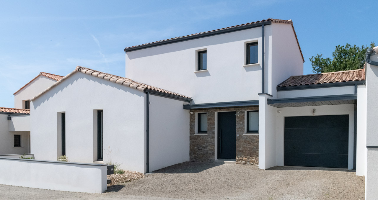 Façade avant d’une maison neuve traditionnelle en construction aux Sables-d’Olonne, Vendée