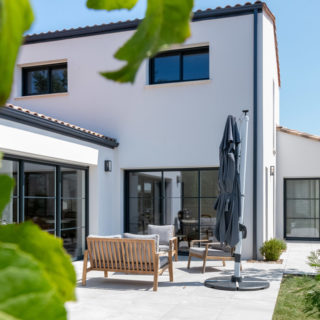 Jardin aménagé d’une maison neuve traditionnelle aux Sables-d’Olonne, Vendée