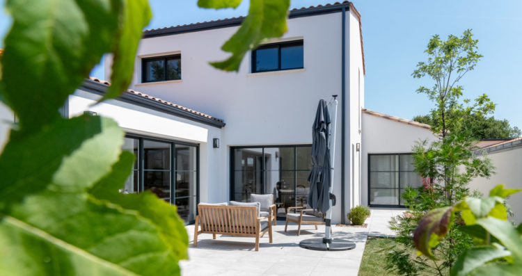 Jardin aménagé d’une maison neuve traditionnelle aux Sables-d’Olonne, Vendée