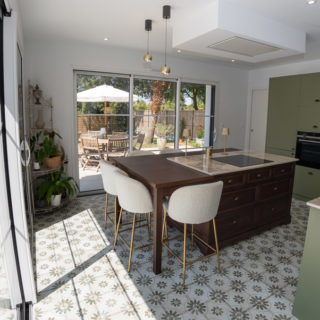 Cuisine avec plan de travail marbre et carreaux de ciment dans une maison neuve aux Sables-d’Olonne, Vendée