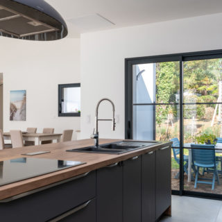 Cuisine moderne ouverte dans maison contemporaine à Saint-Jean-de-Monts construite par un constructeur local