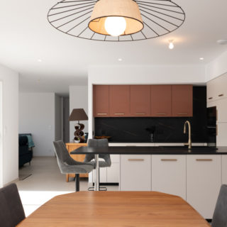 Salle à manger lumineuse d’une maison neuve de 120 m²