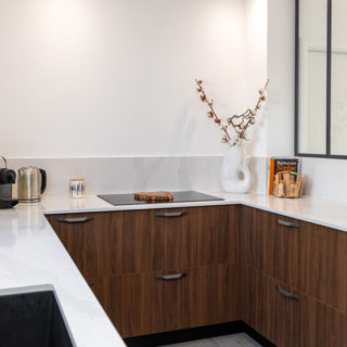 Cuisine moderne et fonctionnelle dans une maison neuve de plain-pied à Brétignolles-sur-Mer, Vendée