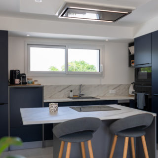 Cuisine moderne d’une maison neuve de 99 m² avec 3 chambres aux Sables-d’Olonne, constructeur maison Vendée.