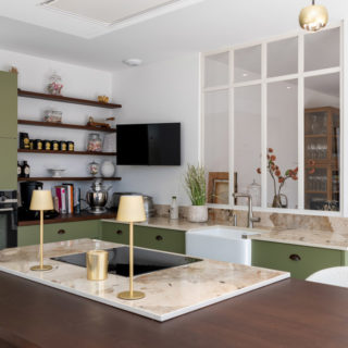 Cuisine couleur sauge avec plan de travail marbre dans une maison neuve aux Sables-d’Olonne, Vendée