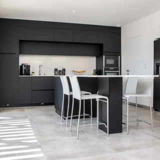 Cuisine moderne et ouverte d’une maison neuve T5 à Talmont-Saint-Hilaire, constructeur de maison