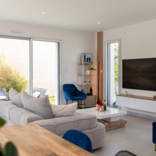 Espace de vie ouvert d’une maison neuve de 99 m² réalisée par un constructeur aux Sables-d’Olonne en Vendée.