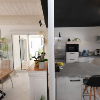 Espace de vie ouvert d’une maison plain-pied à Bourgneuf, Charente-Maritime