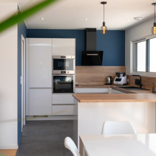 Cuisine ouverte sur le séjour dans une maison neuve T6 à étage construite par un constructeur à Brétignolles-sur-Mer, Vendée