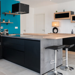 Cuisine ouverte moderne dans une maison plain-pied Premium L