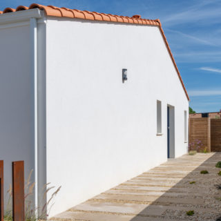 Entrée latérale d’une maison neuve de 120 m² sur la façade avant aux Sables d’Olonne