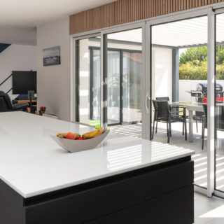 Pièce de vie ouverte et lumineuse dans une maison neuve T5 avec garage à camping-car à Talmont-Saint-Hilaire