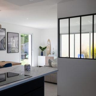 Pièce de vie ouverte et lumineuse dans une maison neuve de 99 m² aux Sables-d’Olonne, constructeur maison Vendée.