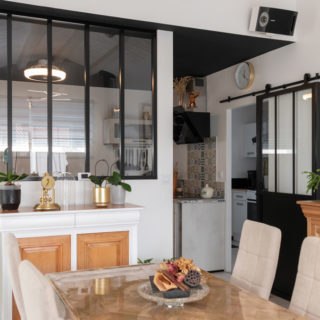 Cuisine fonctionnelle avec cellier dans une maison plain-pied à Bourgneuf, Charente-Maritime