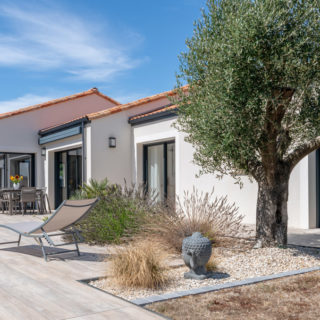 Vue du jardin et de la piscine d’une maison neuve de plain-pied à Brétignolles-sur-Mer, Vendée