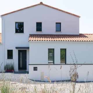 Vue extérieure avant d’une maison neuve T6 construite par un constructeur à Brétignolles-sur-Mer, Vendée